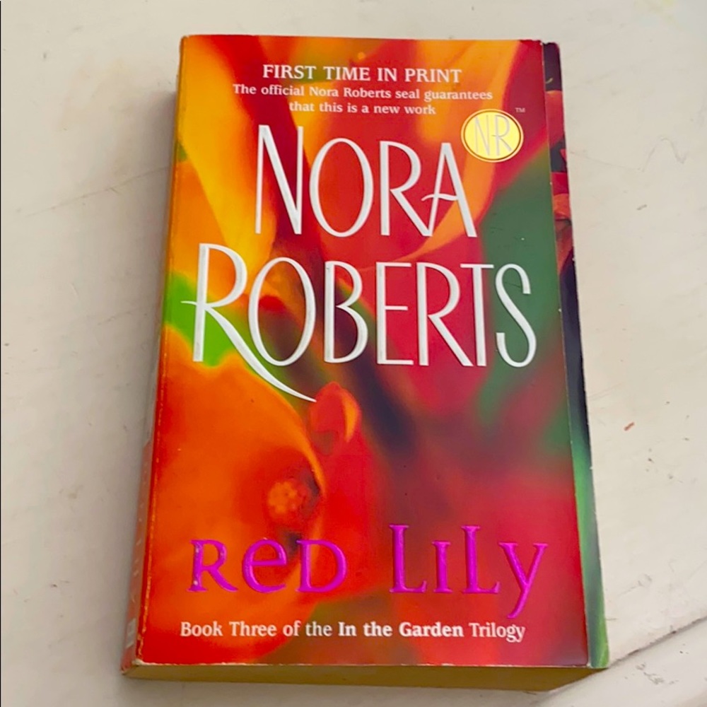 Book Author Nora Roberts Red Lily
